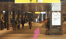 銀座線京橋駅8番出口方面の改札を出て直進し、正面のエスカレータを上がります