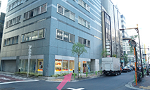コンタクトレンズ「メニコン」側へ道路を渡ります