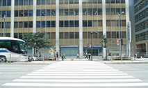 左手に見える横断歩道を渡ります